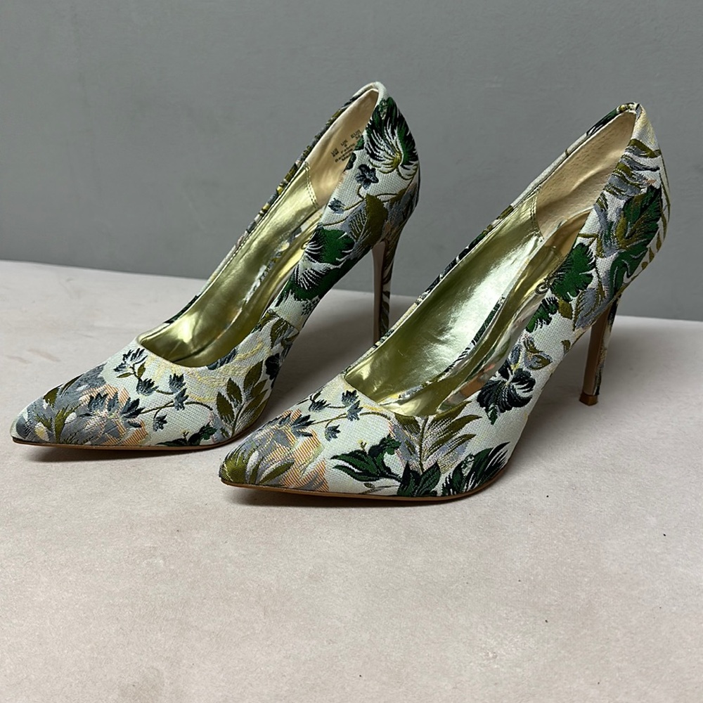 Carlos Santana, POSY white, green beautiful heels with flowers, size 8